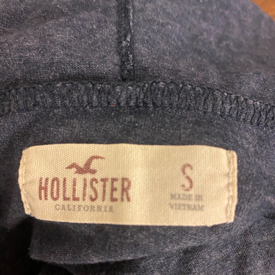 Mörkblå tunn hoodie från hollister - 1