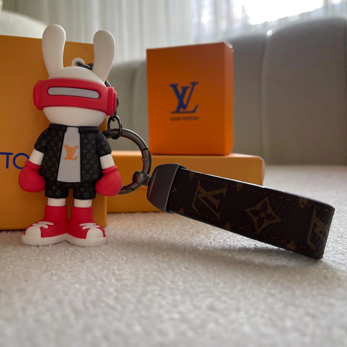  Vuitton nyckelring med kaninfigur - 1