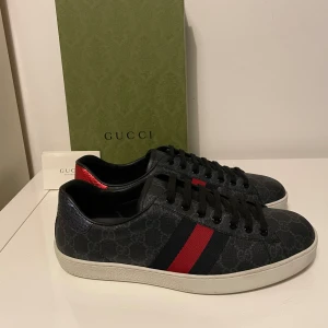 Svarta Gucci ace  - Säljer nu dessa Svarta Gucci ace skor i uk 9,5 som motsvarar 43,5, skriv för fler bilder/frågor🙌🏼