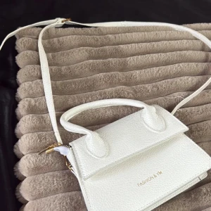 Vit handväska från FASHION & YM - Helt ny utan prislapp. 🤍🤍