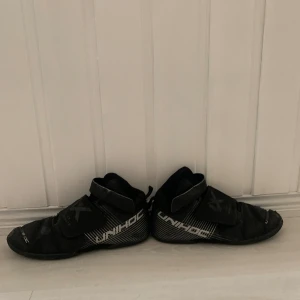 UNIHOC Innebandy målvakt skor 43 - Hej. Säljer mina unihoc goalie skor i storlek 43. Spelat mycket bra på de och det är ett måste för alla innebandy målvakter. Såklart är de använda men för lite peng har man bra skor som klarar sig en hel del innebandy till. Inga håll. Bara de vanliga slitspår som man kan förvänta från målvakt förflyttningarna. 