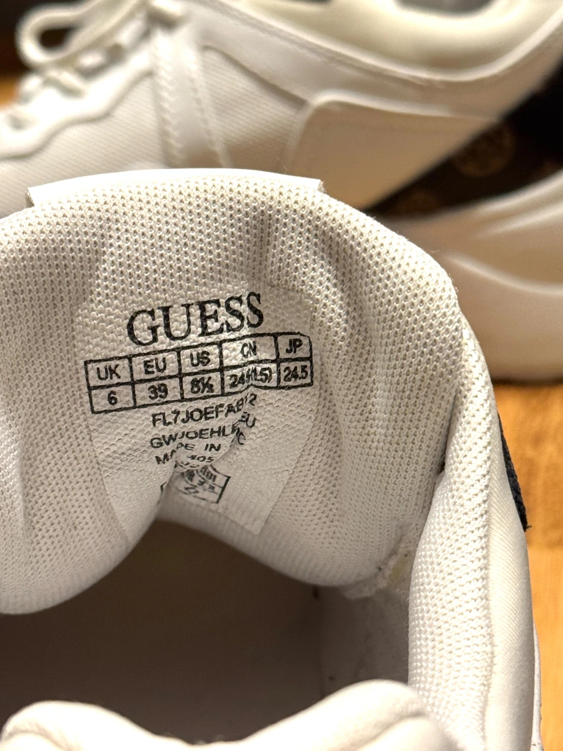 Chunky vita sneakers från Guess - 6