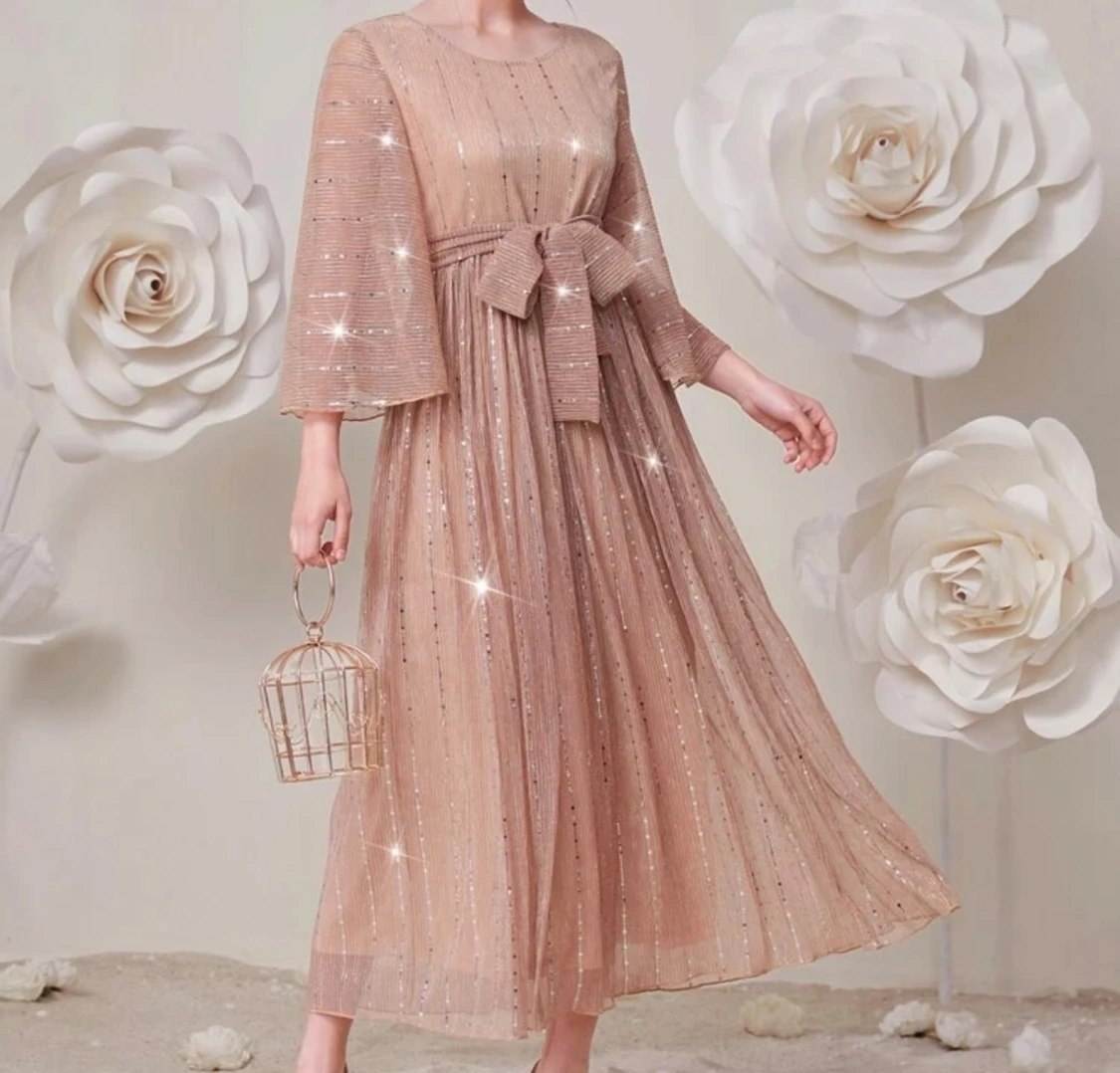 Glittrig champagnefärgad långklänning