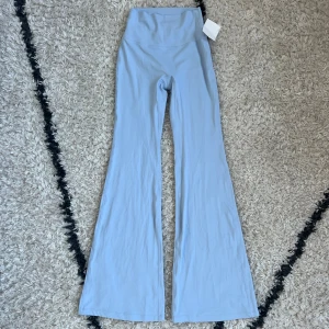 Ljusblå bootcut leggings 🩵 - Supersnygga ljusblå leggings med bootcut. Stretchigt och mjukt material som sitter skönt och ger en clean look. Storlek S, okänt märke, nya med prislapp 🩵