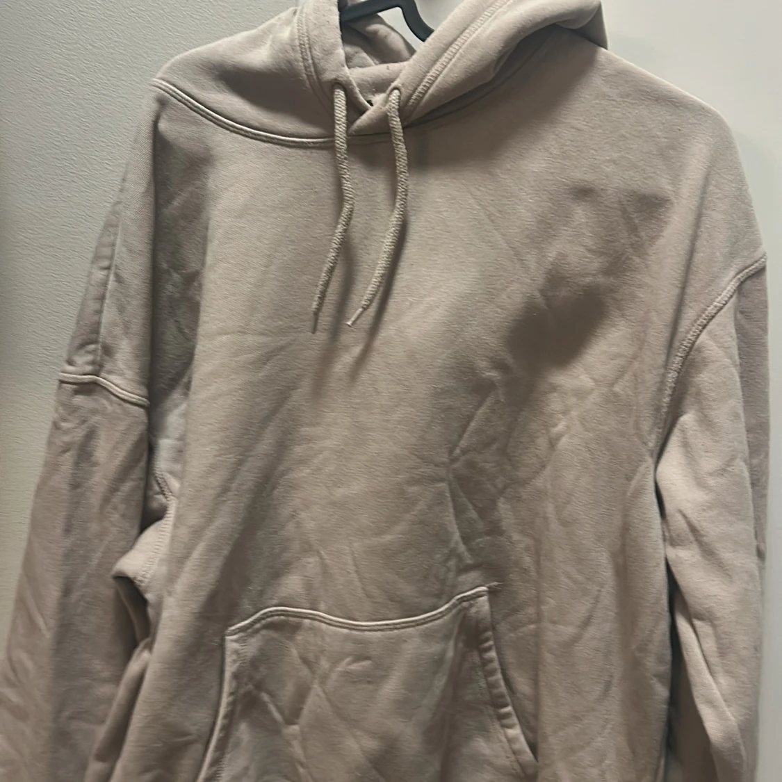 Beige hoodie med huva och ficka