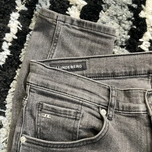 J.Lindeberg - Säljer nu dessa snygga grå jeans från J.Lindeberg i klassisk rak passform med femficksdesign och diskret JL-logga ✅ Mjukt denimtyg som sitter skönt hela dagen | Perfekta för en clean, avslappnad look | Hör av dig! ✌️👖