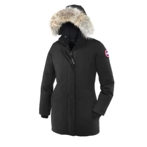 Canada goose Victoria parka  - Canada goose Victoria parka, storlek xs, inköpt 2019, använd ibland under åren, fint skick utöver att färgen kan ha blekts lite övertiden men inget man lägger märke till, kvitto finns, de finns inga skador eller liknande jackan är i mycket fint skick. Vid frågor eller funderingar är de bara att skriva och vid snabb och smidig affär kan priset diskuteras 😊