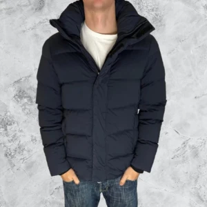 Jlindeberg jacka - Tjock och skön jacka som är perfekt nu för vintern! || Modellen är 185 lång || Inga deffekter! 