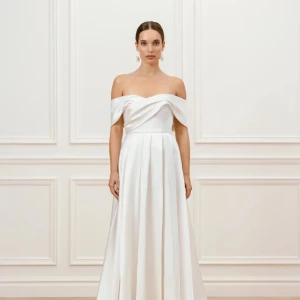 Bröllopsklänning Malina Bridal  - Bröllopsklänning från Marina Bridal 15 000kr nypris.                                                                            https://www.boozt.com/se/sv/by-malina/mila-off-the-shoulder-slit-bridal-gown_32644728