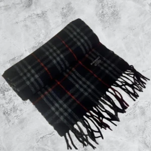 Bureberry halsduk - Skön kashmir halsduk från burberry || priset är fast! ||  Inga hål eller andra deffekter || skriv om ni har fler frågor! 😊
