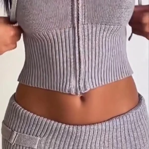 Stickat set - Stickat set från Catania Club! Settet är i storlek XS, det är i bra skick skulle jag säga, det har blivit något nopprigt och har rostat lite på dragkedjan som man kan se i bilden😊.