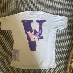VLONE t-shirt -  Bra skick förutom ett litet hål (tredje bilden) och några väldigt små sprickor i trycket men syns inte när man använder.