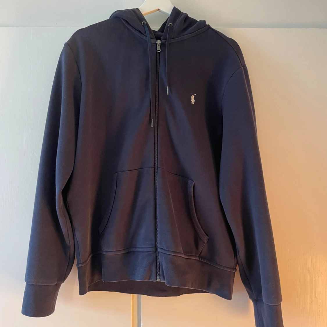 Marinblå hoodie från Polo Ralph Lauren