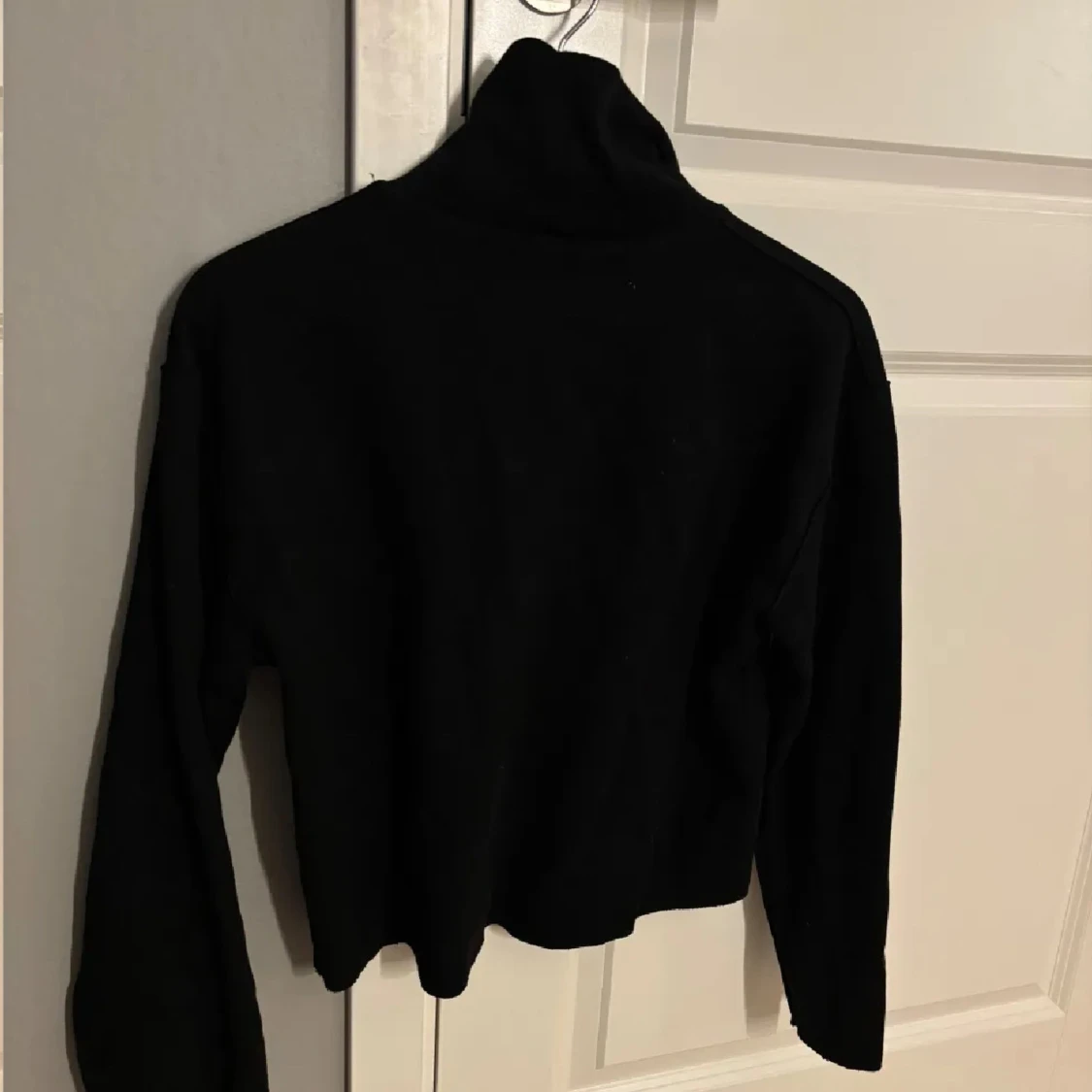 Svart polotröja med krage  - 3