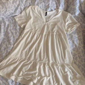 Vit klänning  - En vit t-shirt klänning från H&M! Knappt använd och är i storlek M💞