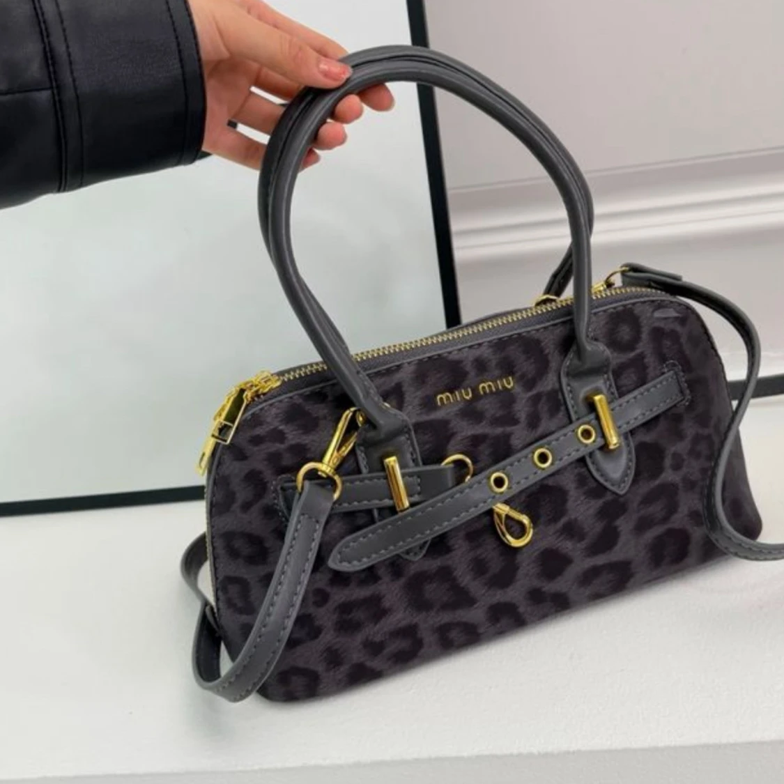 Leopardmönstrad handväska från Miu Miu