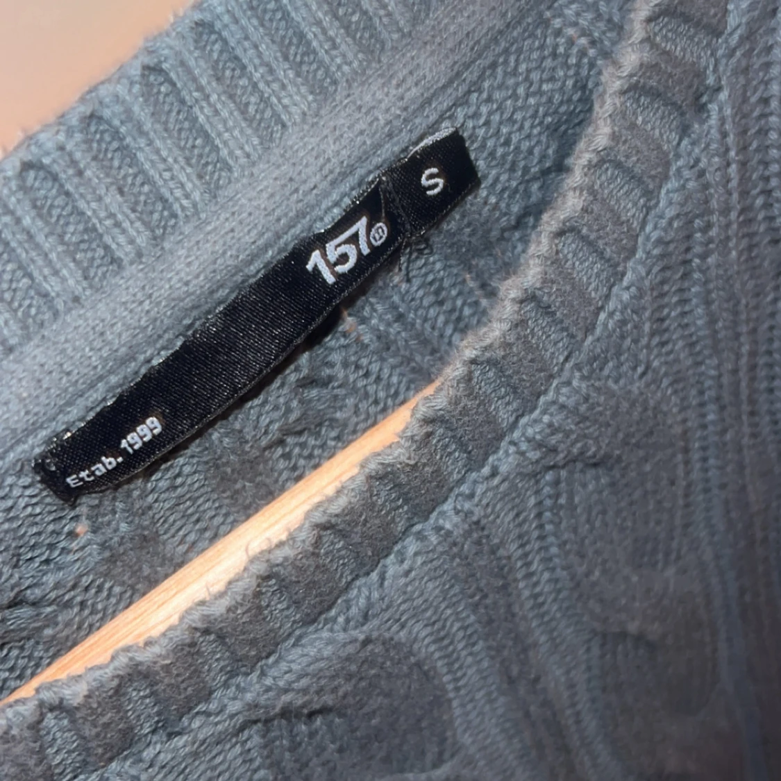 Mörkgrå kabelstickad tröja 157 - 2