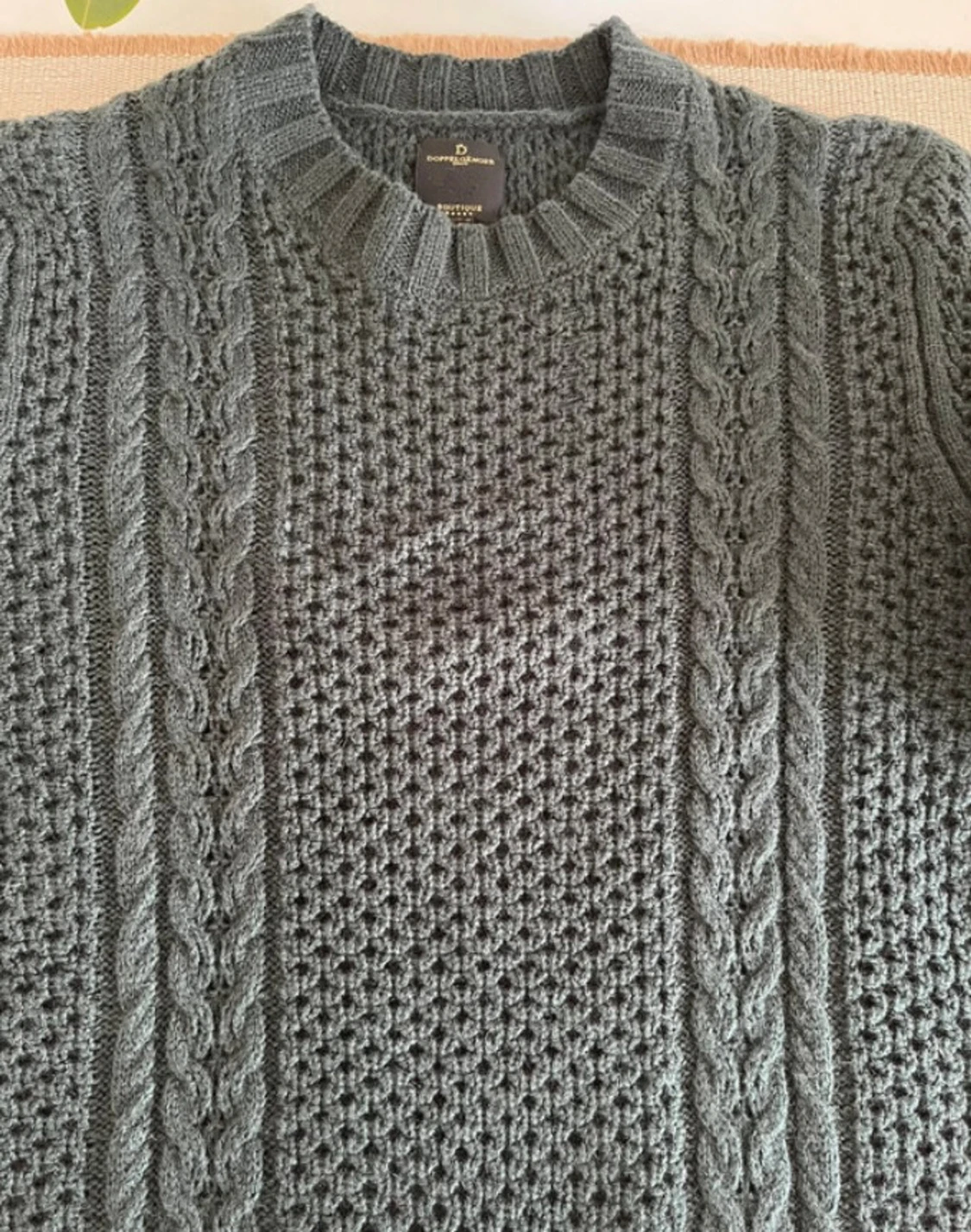 Mörkgrön stickad tröja från Doppelgänger