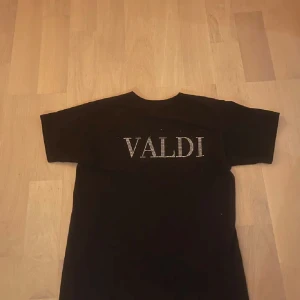 Svart BVALDI T-shirt  - Säljer nu denna otroligt riktigt snygga T-Shirten från Bvaldi, helt ny men inga tags kvar! Skick 10/10 & Storlek S. Perfekt för dig som vill sticka ut med en enkel men snygg look!