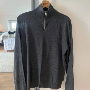 Jack & Jones halfzip - Halfzip som använts mycket fåtal gånger.