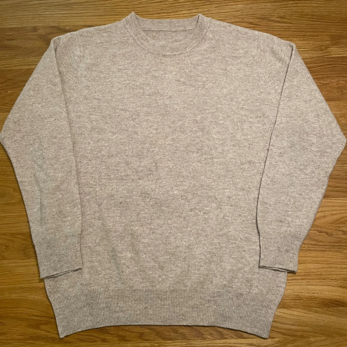 Beige stickad tröja med rund hals