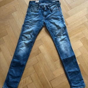 Replay anbass - Säljer dessa riktigt schyssta Replay anbass med snygga slitningar i storlek 29/32