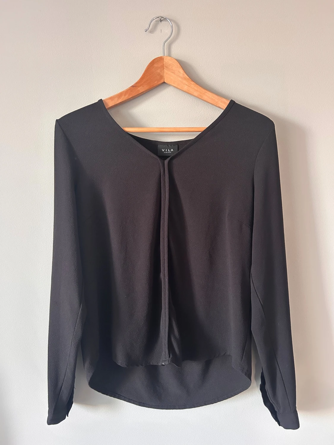 Svart blus från VILA i storlek M