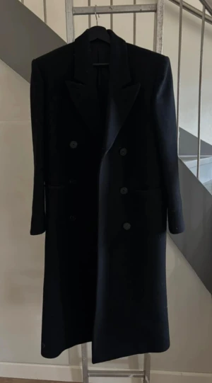 Svart lång kappa från Lis Bonne Atelier - Säljer en svart, lång och dubbelknäppt kappa från Lis Bonne Atelier. Köpt förra året! regular.