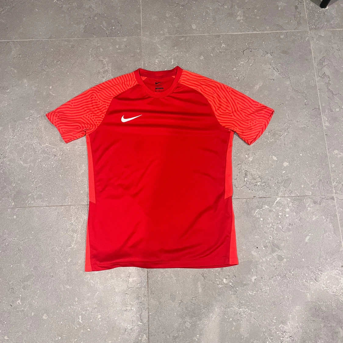 Röd Nike Dri-Fit t shirt