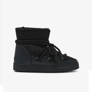 Inuikii boots  - Säljer ett par svarta boots från Inuikii, använda en gång. Säljer för att dem är för små men var för sent att lämna tillbaka. Nypris 3 000kr