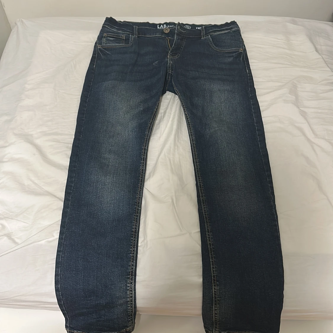 Mörkblå wide jeans från LAB Industries