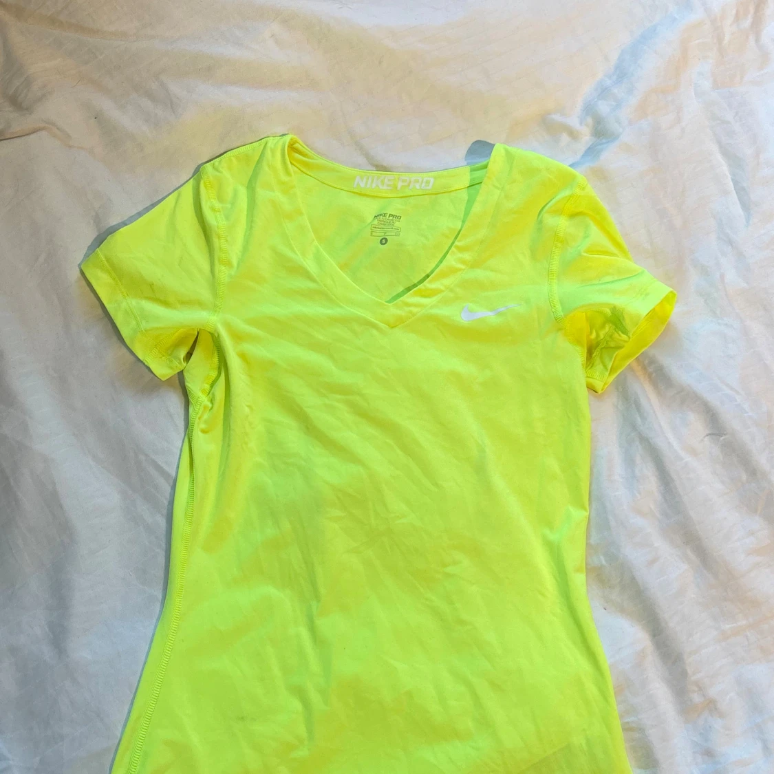 Neongul Nike Pro t-shirt med v-ringning - 1