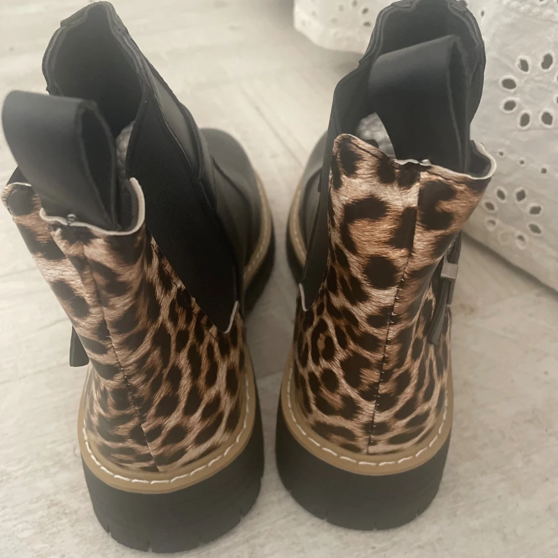 Svarta boots med leoparddetaljer! - 2