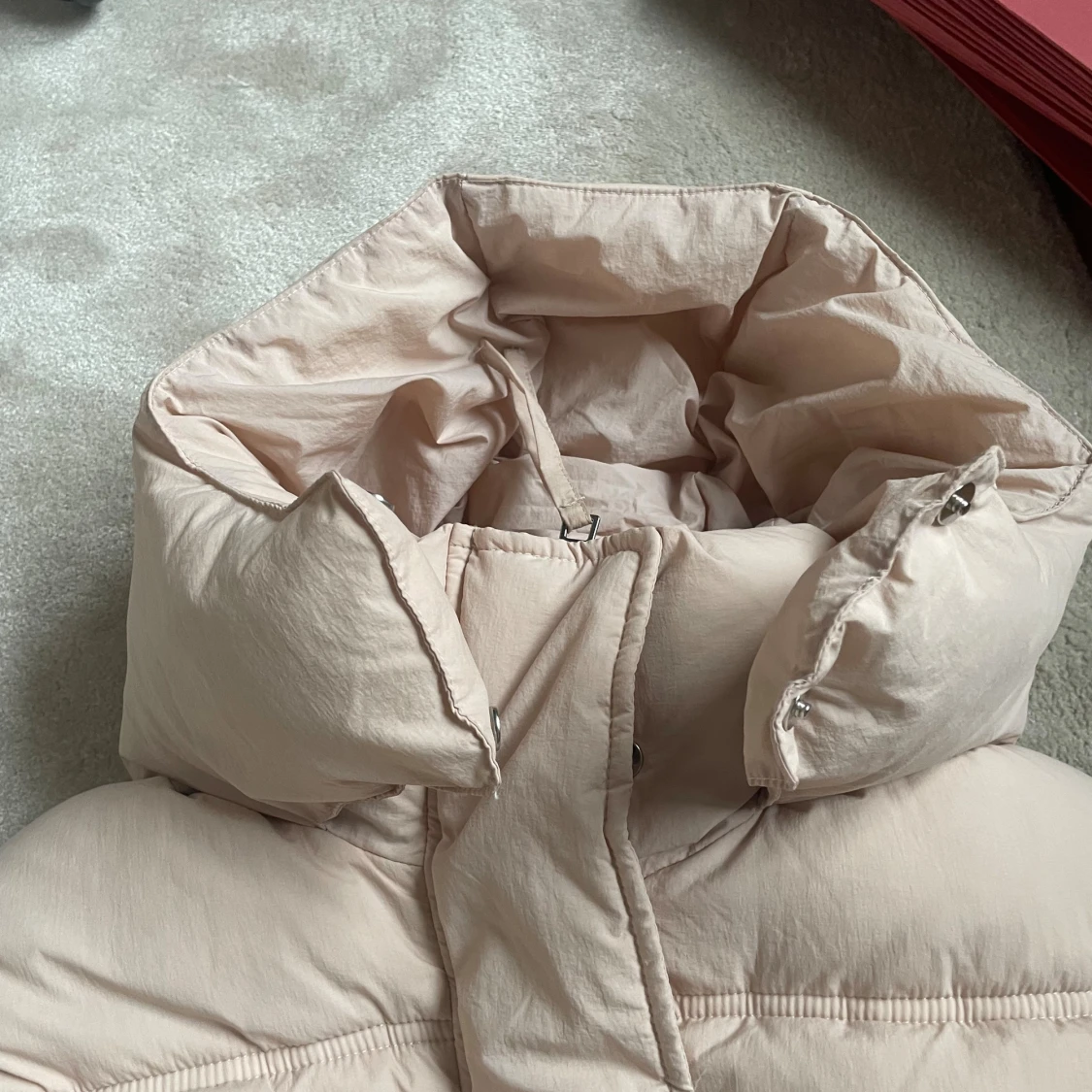 Ljusrosa pufferjacka med luva - 1