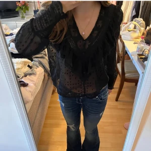 Svart prickig topp - Din svart blus från only, Orginalpris: 380 kr💘