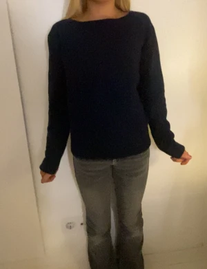 Mörkblå stickad tröja KappAhl S - En enkel och snygg mörkblå stickad tröja från KappAhl i storlek S. Tröjan har rund hals och långa ärmar, med en klassisk normal passform som funkar till jeans eller kjol. Perfekt för dig som gillar stilrena och bekväma plagg.