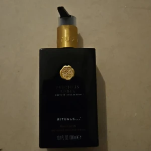 Rituals Precious Amber handtvål - Lyxig handtvål från Rituals Private Collection, Precious Amber. Snygg design och stor flaska på 300 ml. Perfekt för dig som vill ha något extra i badrummet.