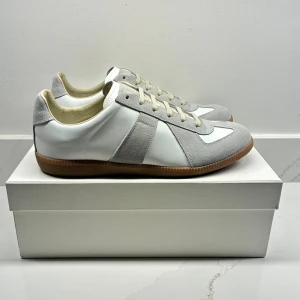 Maison Margiela Gats - En av dem få autentiska Maison Margiela Gats | Sprillans nya skick 10/10 | Storlek 44 | KVITTO finns, box och dust-bag tillkommer vid köp | Hör av er för mer information/bilder! 