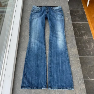 Lågmidjade jeans - Midjemått tvärsöver: 43cm och innerbenslängden: 86cm