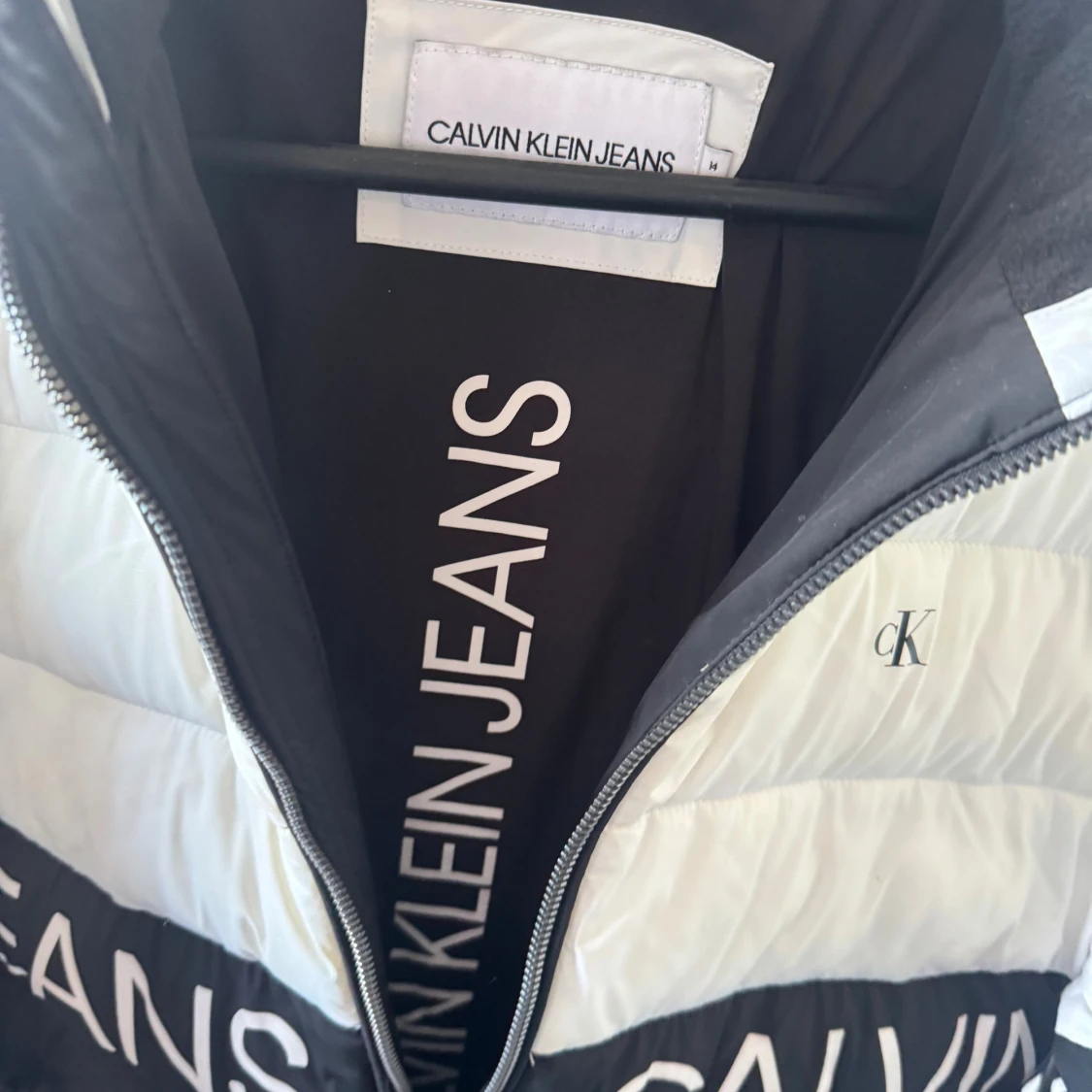 Svartvit pufferjacka Calvin Klein Jeans - 2