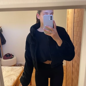 Dunjacka - Säljer min fina dunjacka i sammet från Urban Outfitters! Croppad modell som sitter supersnyggt men samtidigt håller en varm. Ej använd. Nypris låg på över 1000.