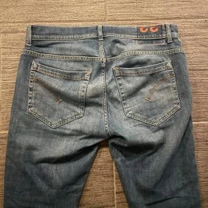 Dondup George Jeans - Säljer dessa feta Dondup George Jeansen!           | Storlek 33 | Skick 7/10 | Modell George |                Mått : Längd 105cm, Midja 44cm, Låret 24cm, Knät 18cm, Öppningen 15,5cm