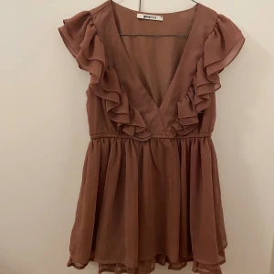 Söt volang topp💗 - Jättefin volang topp från Gina tricot. Väldigt fin färg och i mycket bra skick. Säljer då jag tyvärr inte använder så mycket. Den har små, små hål på framsidan men verkligen inget man tänker på!💗priset kan diskuteras!