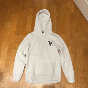 LA hoodie - Riktigt snygg LA hoodie med snygg design på baksidan.😁köpt i london✌️