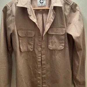 Beige overshirt, Xs/Xxs - Tjena, Säljer denna beiga overshirten från Cubus. Den är i fint skick. Storlek Xs/Xxs