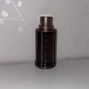 Boss the scent - Boss The Scent Absolu är en fyllig och förförisk doft med toner av ingefära, maninka och vetiver som skapar en varm, sensuell doft. Enligt mig en väldigt underskattad doft som är klart värt ett försök om man vill vara unik.