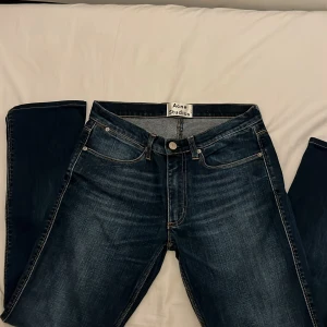 Acne jeans 31/32 - Tjena säljer ett par tvär feta acne jeans i storlek 31/32, - skick 9/10 - fråga? Fråga på!! Priset är ej hugget i sten!🪨 