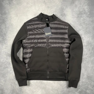 Herno Cardigan - Skick: 10/10, helt ny med tags. | Ingår: Jackan och tags. | Nypris: +- 7000 SEK. | Storleken är 46, motsvarar S. | Modellen är 176 och väger 69 Kg.