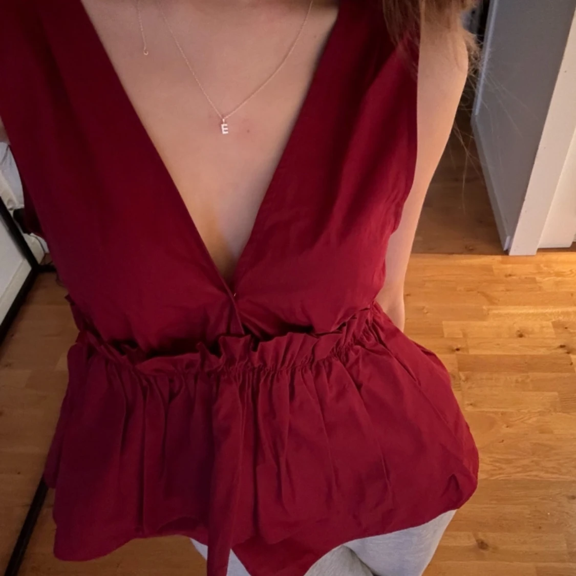 Vinröd topp med volang