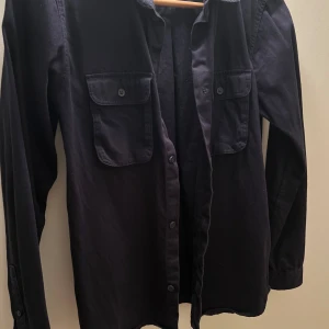 Svart overshirt, Xs/Xxs - Tjena, säljer denna mörkblåa overshirt från Cubus. Den är i fint skick. Xs/Xxs